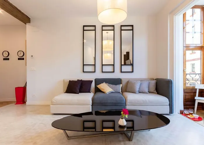 Acogedor, De Diseno Moderno En Zona Antigua
